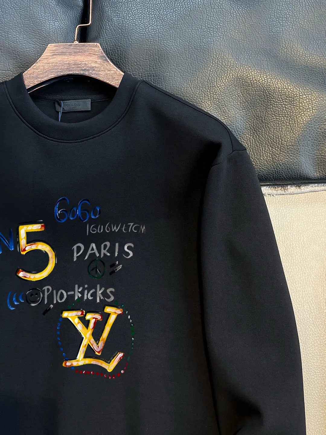 🅿️220 brand [LV Louis Vuitton] (good news for fat people) 2025ss autumn latest long-sleeved round-neck sweatshirt, on sale simultaneously on the official website. Refreshing and breathable. Made of top Tencel Roman. Comfortable and soft. 3D three-dimensional clarity. Super fashion sense. Great for gifting and keeping for yourself. Size: M-5XL (can wear up to 220 pounds)